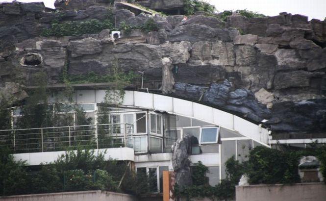 Şi-a făcut propriul său MUNTE pe terasa blocului în care locuieşte 221302