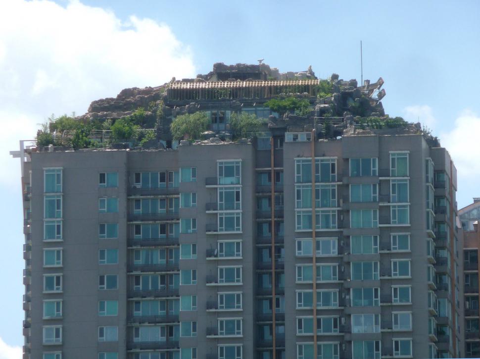 Şi-a făcut propriul său MUNTE pe terasa blocului în care locuieşte 221305