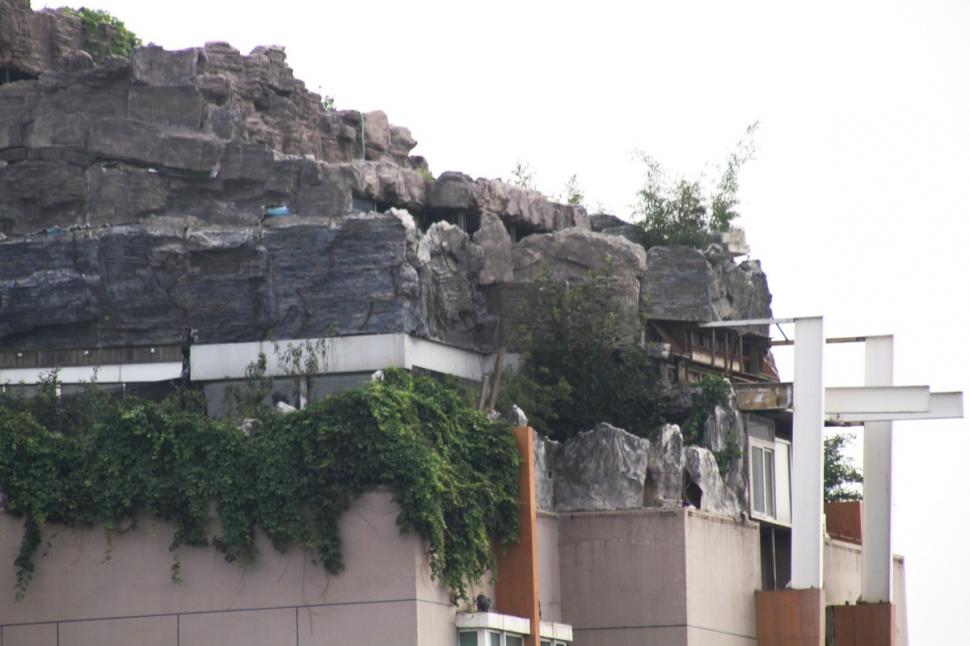 Şi-a făcut propriul său MUNTE pe terasa blocului în care locuieşte 221306