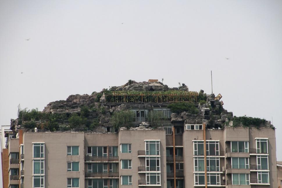 Şi-a făcut propriul său MUNTE pe terasa blocului în care locuieşte 221307