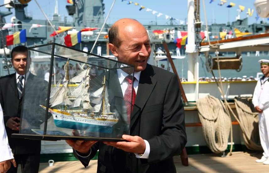 Băsescu îşi pregăteşte întoarcerea pe mare. A început cursurile pentru reconfirmarea brevetului de comandant de navă