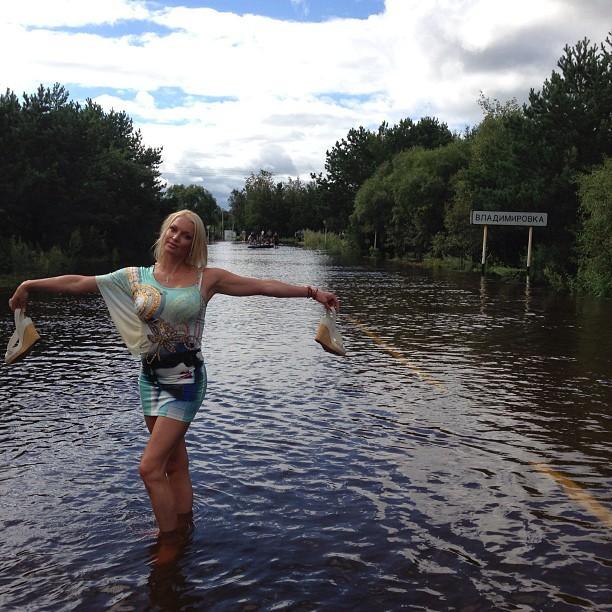 Când prostia atinge cote alarmante. Şedinţa foto făcută de BLONDA asta a înfuriat o ţară întreagă. Vei înţelege de ce 221432
