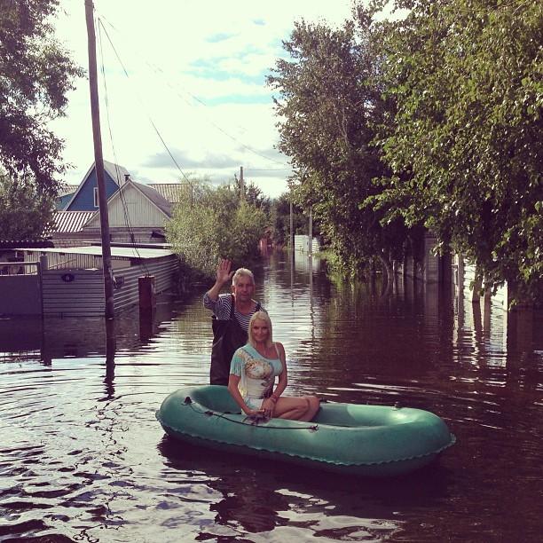 Când prostia atinge cote alarmante. Şedinţa foto făcută de BLONDA asta a înfuriat o ţară întreagă. Vei înţelege de ce 221433
