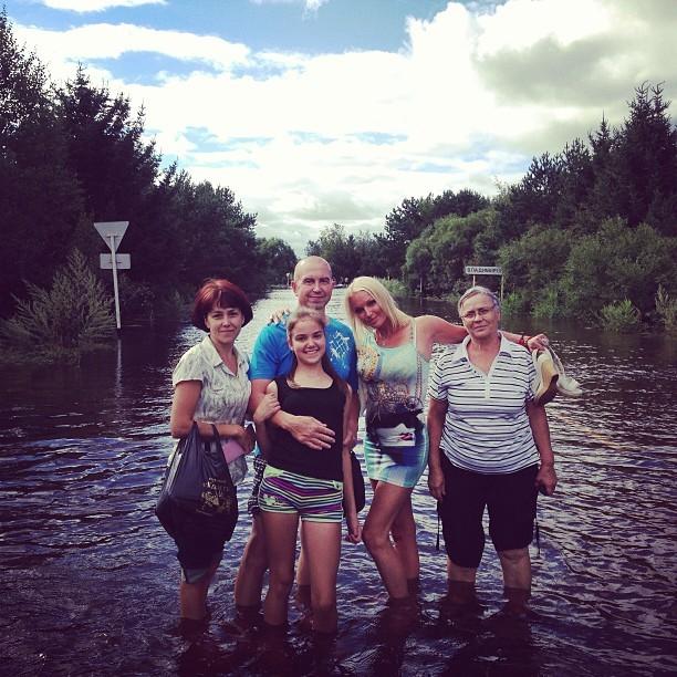 Când prostia atinge cote alarmante. Şedinţa foto făcută de BLONDA asta a înfuriat o ţară întreagă. Vei înţelege de ce 221434