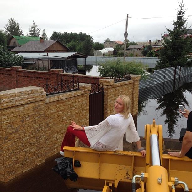 Când prostia atinge cote alarmante. Şedinţa foto făcută de BLONDA asta a înfuriat o ţară întreagă. Vei înţelege de ce 221437