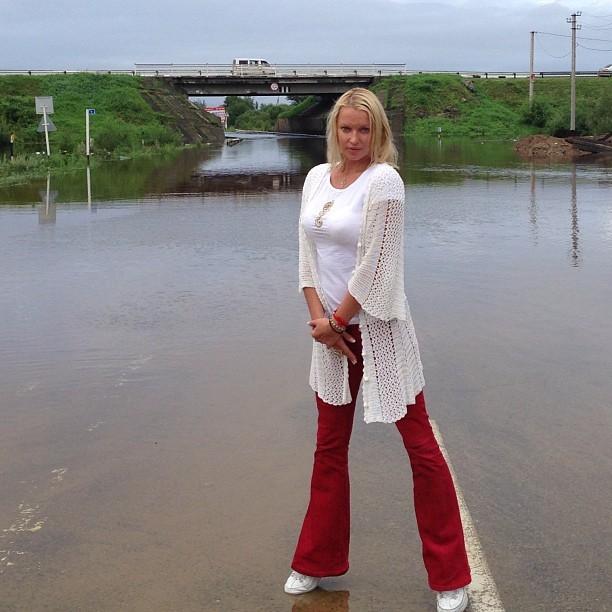 Când prostia atinge cote alarmante. Şedinţa foto făcută de BLONDA asta a înfuriat o ţară întreagă. Vei înţelege de ce 221438