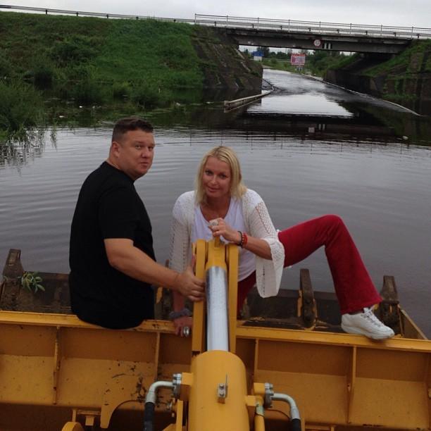 Când prostia atinge cote alarmante. Şedinţa foto făcută de BLONDA asta a înfuriat o ţară întreagă. Vei înţelege de ce 221439