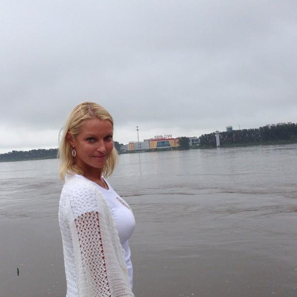 Când prostia atinge cote alarmante. Şedinţa foto făcută de BLONDA asta a înfuriat o ţară întreagă. Vei înţelege de ce 221440