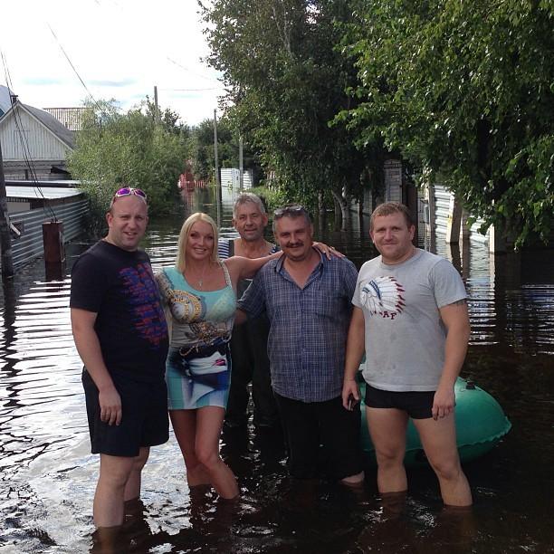 Când prostia atinge cote alarmante. Şedinţa foto făcută de BLONDA asta a înfuriat o ţară întreagă. Vei înţelege de ce 221441