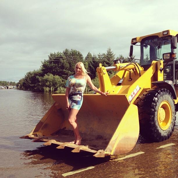 Când prostia atinge cote alarmante. Şedinţa foto făcută de BLONDA asta a înfuriat o ţară întreagă. Vei înţelege de ce 221442