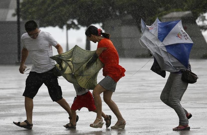 Hong Kong, paralizat sub furia taifunului Utor. Şcolile, birourile şi Bursa de Valori au fost închise