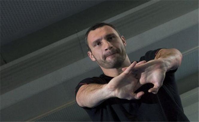Klitschko amână din nou lupta cu Stiverne şi se pregăteşte pentru alegerile prezidenţiale din Ucraina