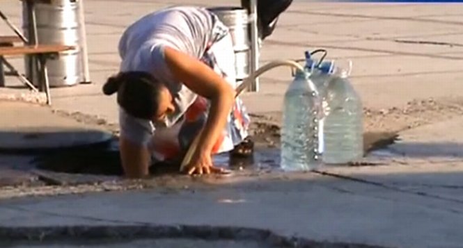Revoltător. Angajaţii unor terase din Lugoj fac mâncare cu apă din canal