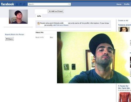 Să zâmbim puţin! S-a costumat ca ei şi le-a cerut prietenia pe Facebook 221723