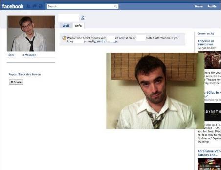 Să zâmbim puţin! S-a costumat ca ei şi le-a cerut prietenia pe Facebook 221726