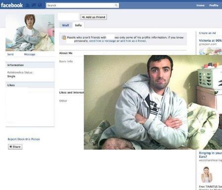 Să zâmbim puţin! S-a costumat ca ei şi le-a cerut prietenia pe Facebook 221728