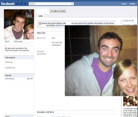 Să zâmbim puţin! S-a costumat ca ei şi le-a cerut prietenia pe Facebook 221729