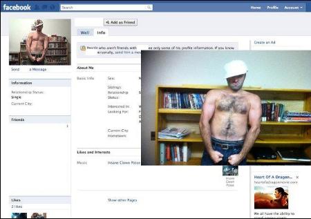 Să zâmbim puţin! S-a costumat ca ei şi le-a cerut prietenia pe Facebook 221732