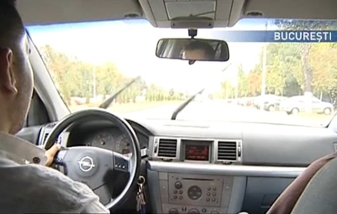 Taxi gratuit în Bucureşti. Un tânăr transportă persoane cu probleme financiare, fără să le ceară bani