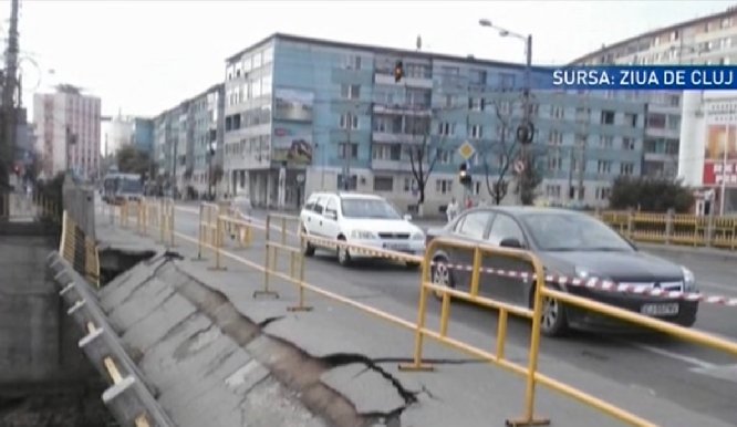 Pod surpat în centrul Clujului. Angajaţii primăriei dau vina pe şoferii care s-ar fi urcat cu maşinile pe trotuare