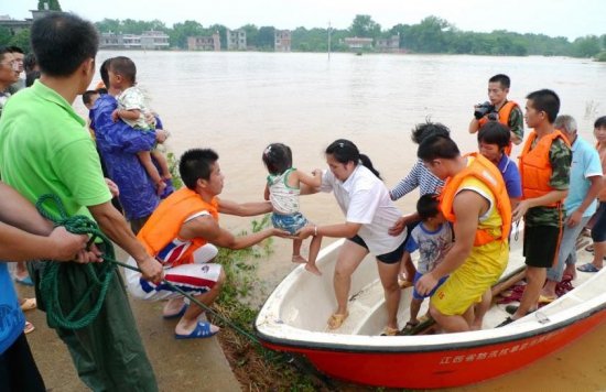 Cel puţin 25 de morţi şi 140.000 de persoane evacuate în China, din cauza inundaţiilor
