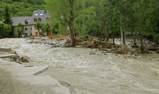 Inundaţiile fac prăpăd în Rusia. Până la 100.000 de persoane ar putea fi evacuate
