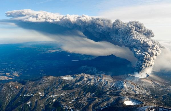 ALARMĂ după erupţia acestui vulcan. Norul de cenuşă s-a ridicat la 5.000 în aer