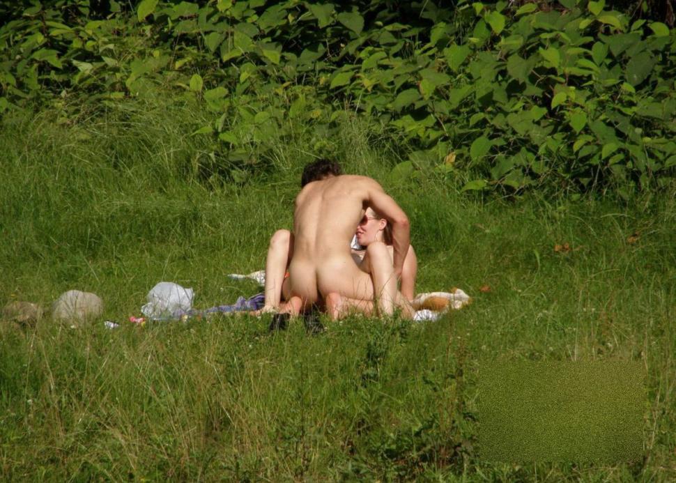 Ce au făcut cei doi tineri în acest weekend, la pădure. "Le era prea cald cu hainele pe ei" 222017