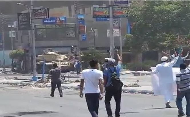Imagini şocante! Un protestar egiptean cade SECERAT DE GLOANŢE