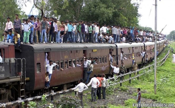 India: Cel puţin 35 de pelerini hinduşi au murit loviţi de tren în timp ce traversau liniile ferate