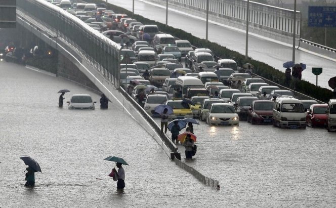 China se confruntă cu &quot;cele mai grave inundaţii&quot; din ultimele decenii. Bilanţul morţilor depăşeşte 130 de persoane