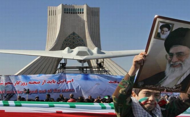 Copiii iranieni învaţă în şcoli cum să DOBOARE o dronă americană
