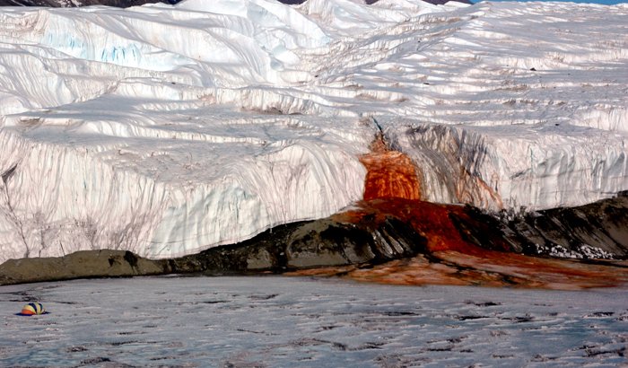 Fenomen incredibil în Antarctica. &quot;Filmat de sus pare o cascadă de SÂNGE&quot;
