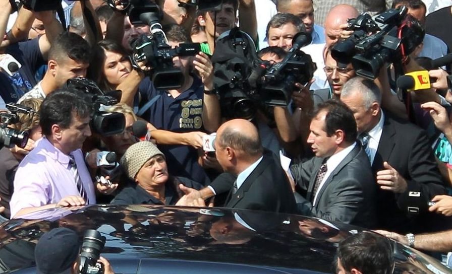 Imagini în exclusivitate: Ce a spus preşedintele Băsescu la căpătâiul regelui Florin Cioabă
