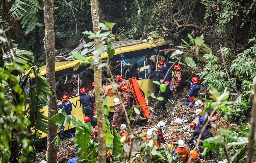 Tragedie în Malaysia: Cel puţin 37 de morţi după ce un autocar s-a răsturnat într-o prăpastie
