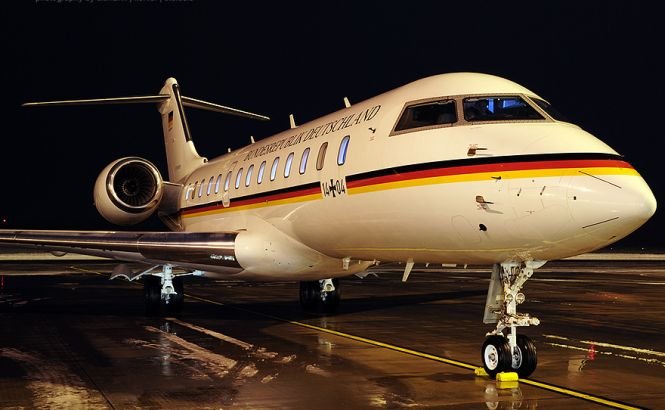 Avionul oficial al Angelei Merkel a fost SPART de un tânăr culturist DROGAT