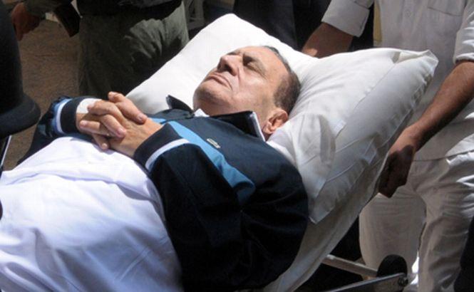 Hosni Mubarak a fost luat cu elicopterul din penitenciar şi mutat într-un spital militar