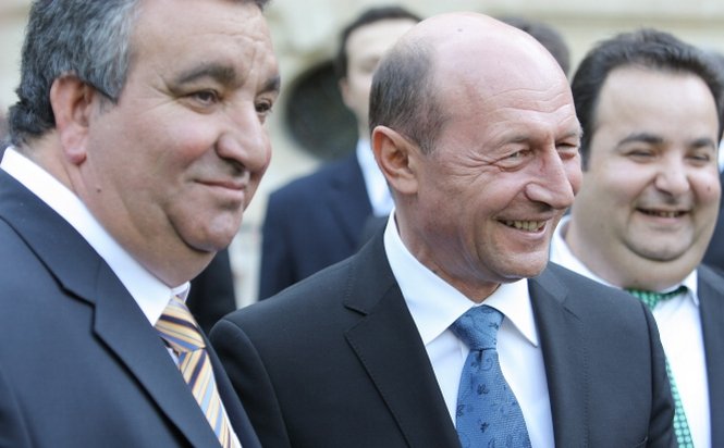 O altă probă a frăţiei Băsescu-Cioabă. Ce făceau preşedintele şi &quot;regele&quot; în 2006