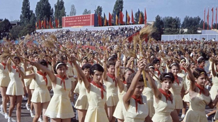În urmă cu 24 de ani, astăzi românii sărbătoreau cu fast Ziua Naţională. &quot;Stima noastră şi mândria, Ceauşescu, România&quot; se auzea de pe stadioanele arhipline