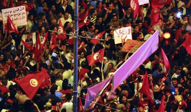 Mii de tunisieni au ieşit pe străzi: Trebuie să înlăturăm acest guvern al ruşinii!
