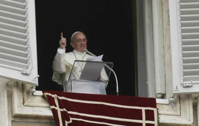 Papa Francisc, &quot;şocat&quot; de atrocităţile din Siria, cere comunităţii internaţionale să ia măsuri