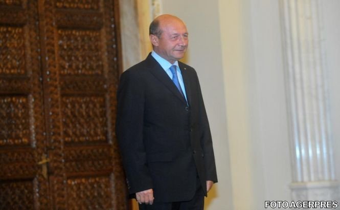 Preşedintele Băsescu a decorat mai multe instituţii din Muntenegru pentru intervenţia în salvarea românilor