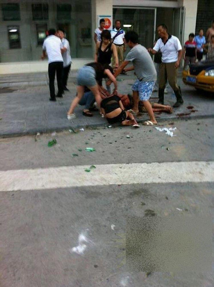 Au făcut-o în mijlocul străzii şi nimeni nu i-a putut opri. Trecătorii au început să îi filmeze, până a venit POLIŢIA 223028