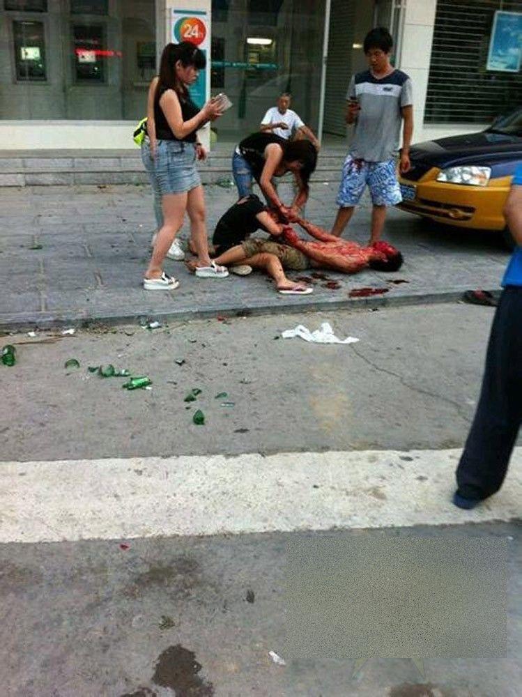 Au făcut-o în mijlocul străzii şi nimeni nu i-a putut opri. Trecătorii au început să îi filmeze, până a venit POLIŢIA 223029