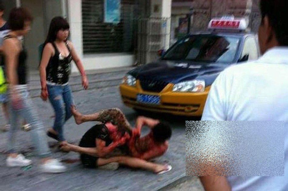 Au făcut-o în mijlocul străzii şi nimeni nu i-a putut opri. Trecătorii au început să îi filmeze, până a venit POLIŢIA 223030