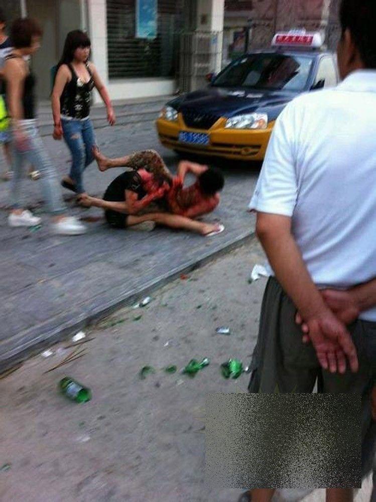 Au făcut-o în mijlocul străzii şi nimeni nu i-a putut opri. Trecătorii au început să îi filmeze, până a venit POLIŢIA 223031