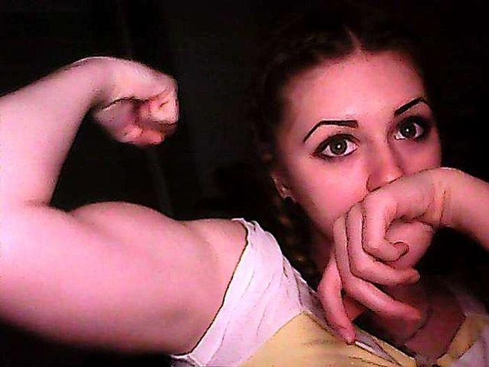 Are chipul unei păpuşi de porţelan, dar de la gât în jos pare un alt om. Cum arată fata pe care n-ai vrea să o superi vreodată 223321