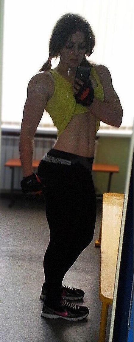 Are chipul unei păpuşi de porţelan, dar de la gât în jos pare un alt om. Cum arată fata pe care n-ai vrea să o superi vreodată 223328