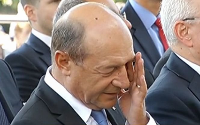 Băsescu are faimă de petrecăreţ. Iată ce dedicaţie a primit preşedintele în timpul vizitei la Bratislava