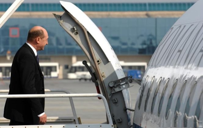 Traian Băsescu s-a răzgândit. A luat din nou avionul prezidenţial